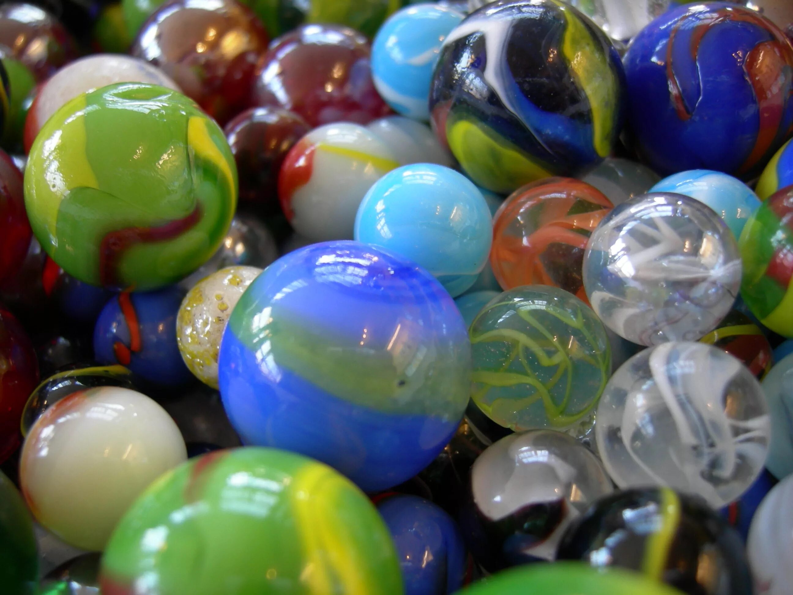 Игра шары стекло. Шарики Марблс. Цветные стеклянные шарики. Марблс стеклянные шарики. Стеклянный шарик.