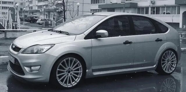 Купить диски на форд фокус рестайлинг. Ford Focus 2 RS Рестайлинг. Ford Focus RS 2 диски. Ford Focus 2 r17 RS. Ford Focus 2 RS колеса.