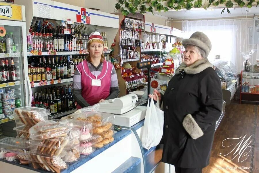 Продукты деревня купить. Сельский магазин продуктов. Прилавок сельского магазина. Ассортимент для продуктового магазина в деревне. Продуктовый магазин в деревне.