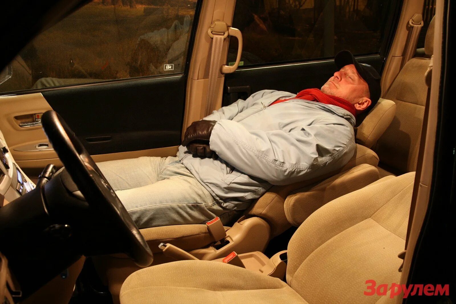 Спать в авто. Фотосессия в багажнике автомобиля. Сонливость за рулем. Держатель головы для сна сидя. Спящий водитель за рулем.