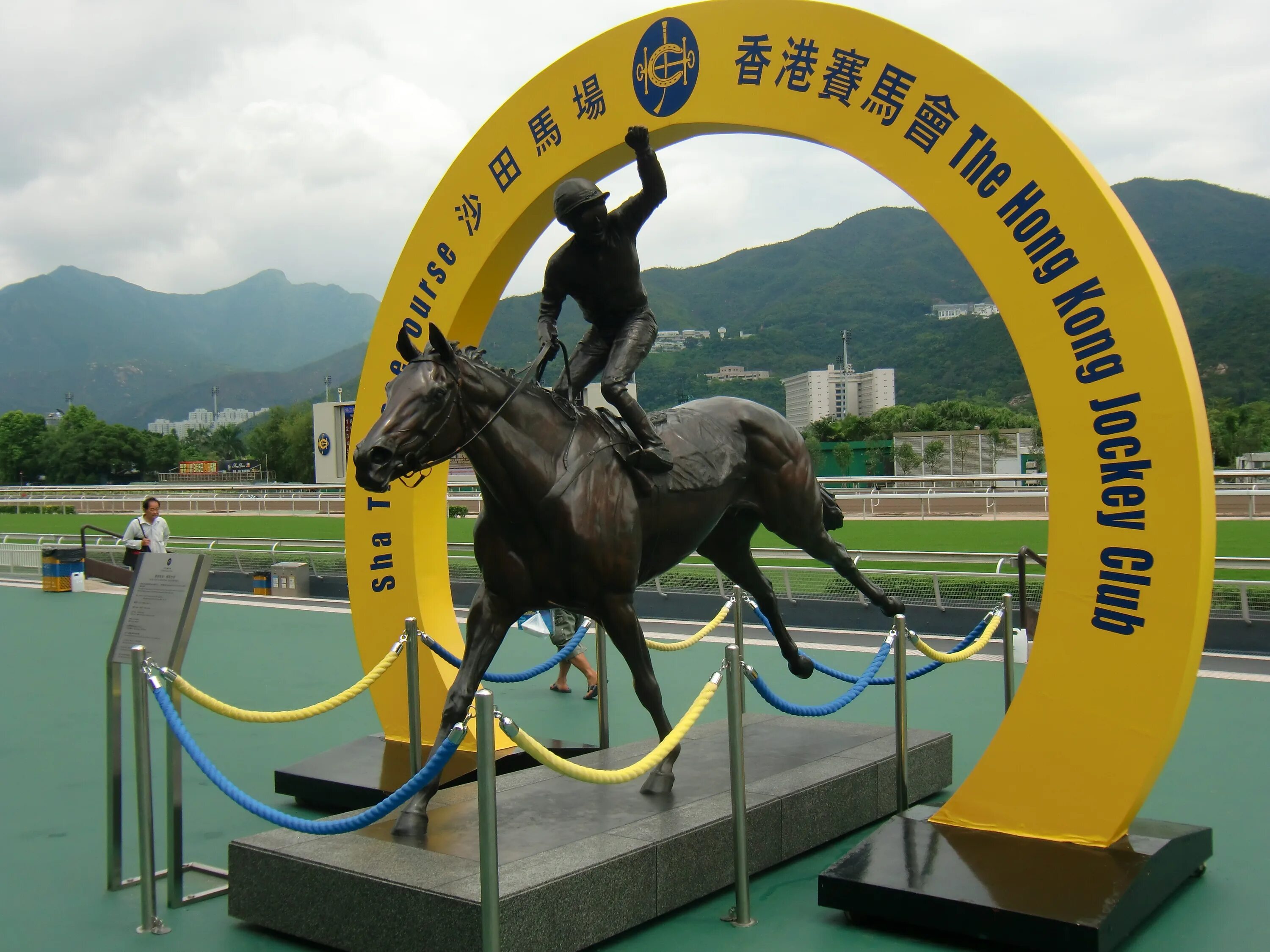 Quiet horse. Лошадь в Гонконге. Гонг в виде лошади. Hong Kong Jockey Club. Horserace poster Hong Kong.