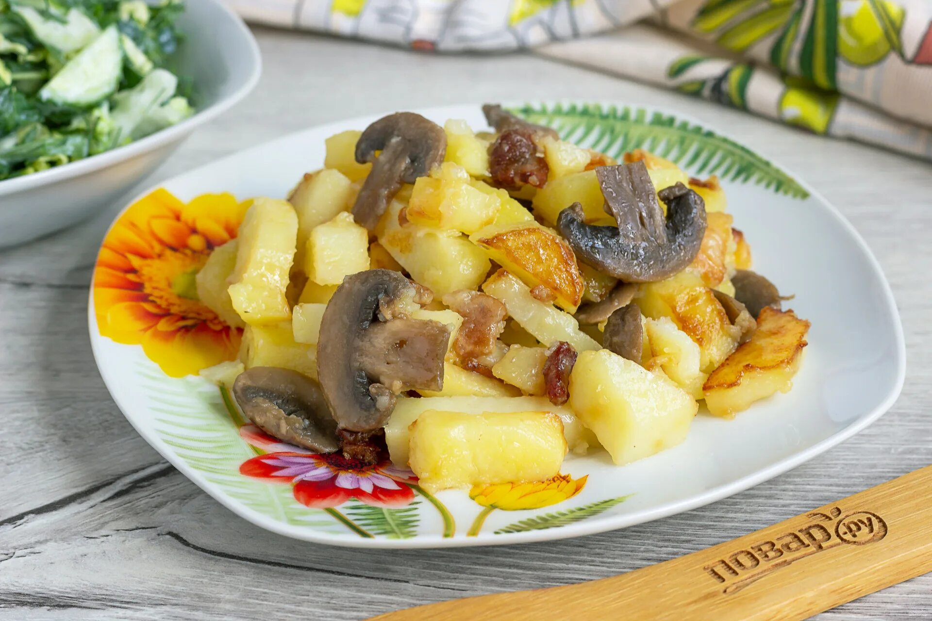 Жарен картошка с грибами. Картошка с грибами. жареная картошка с грибами. картофель жареный с грибами. жареная картошечка с грибами.