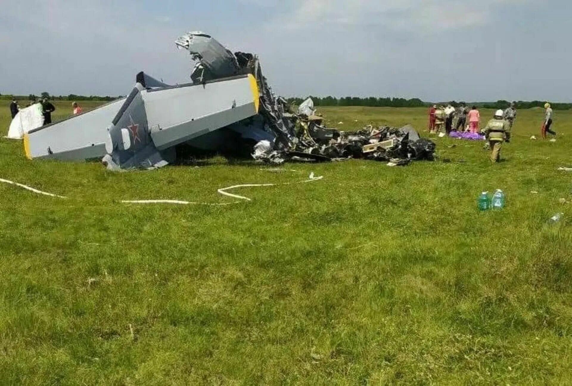 Покажи упавший самолет