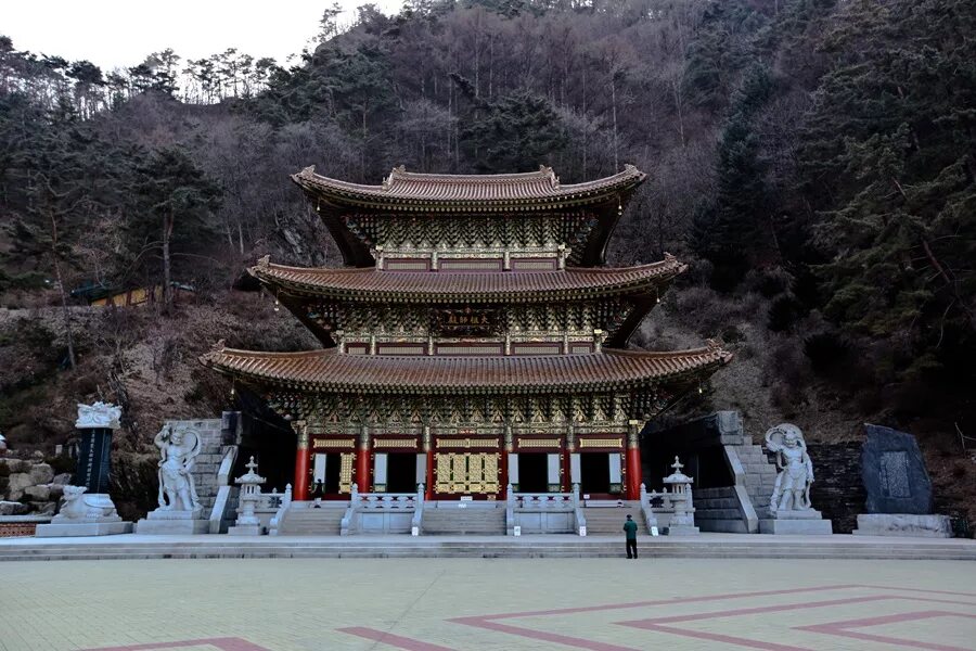 Включи temple. Буддистский храм Южная Корея. Храм чонмё Сеул. Южная Корея храм Пульгукса. Храм Чогеса в Сеуле.