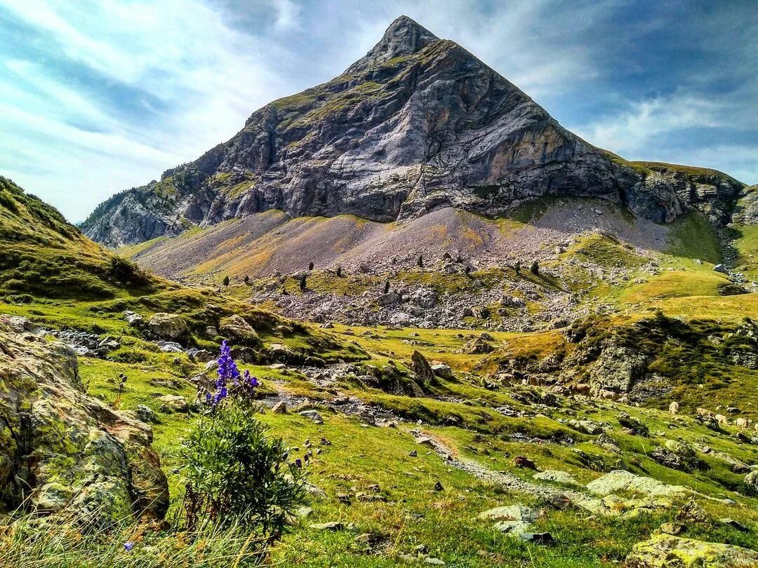 Cual es el pico mas alto de los pirineos