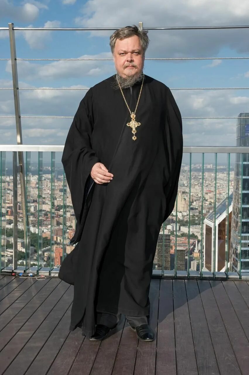 Поп в рясе