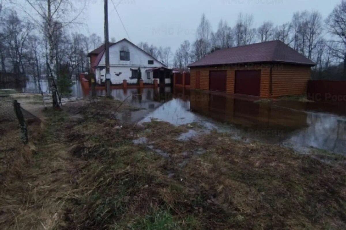 Подъем воды в брянске сегодня. Брянск затопило 2022. Паводок 2022 Брянск Луговая. Затопленный дом в Брянске. Брянск паводок.