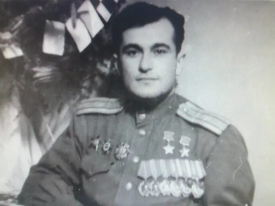 Герои вов крымские татары. Летчик крымский татарин. Летчик крымский татарин. Амет хан дважды герой советского союза. Летчик крымский татарин.