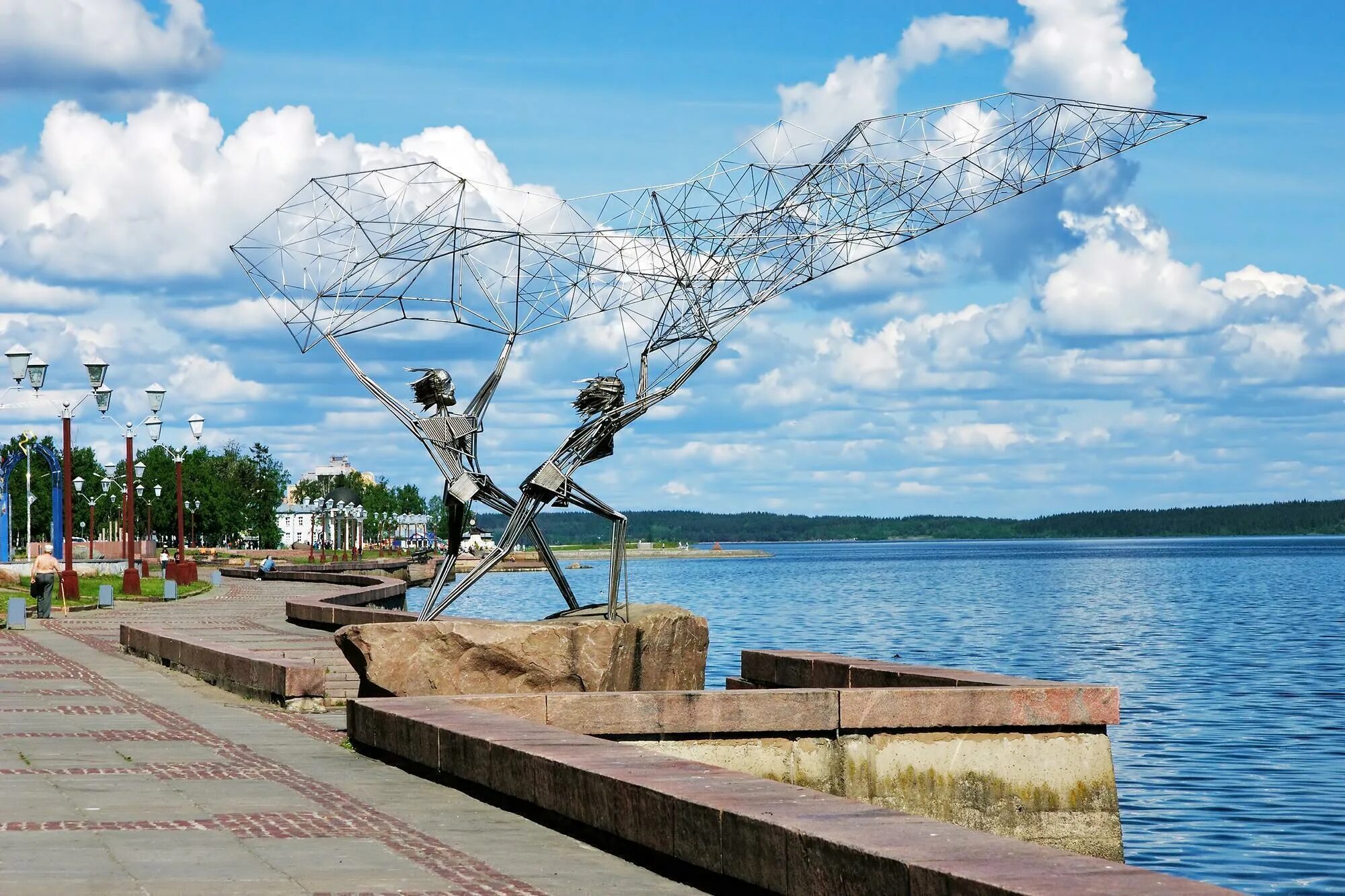 Петрозаводск набережная Онежского озера. Онежская набережная Карелия. Петрозаводск скульптура рыбаки Онежская набережная. Карелия Петрозаводск набережная. Петрозаводск экскурсии на день