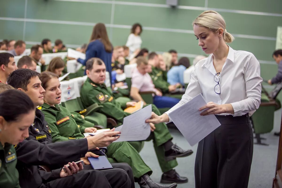 Увольнение социальных работников. Социальная защита военнослужащих. Поддержка военнослужащих. Социальная защищенность военнослужащих. Военно-социальная работа.