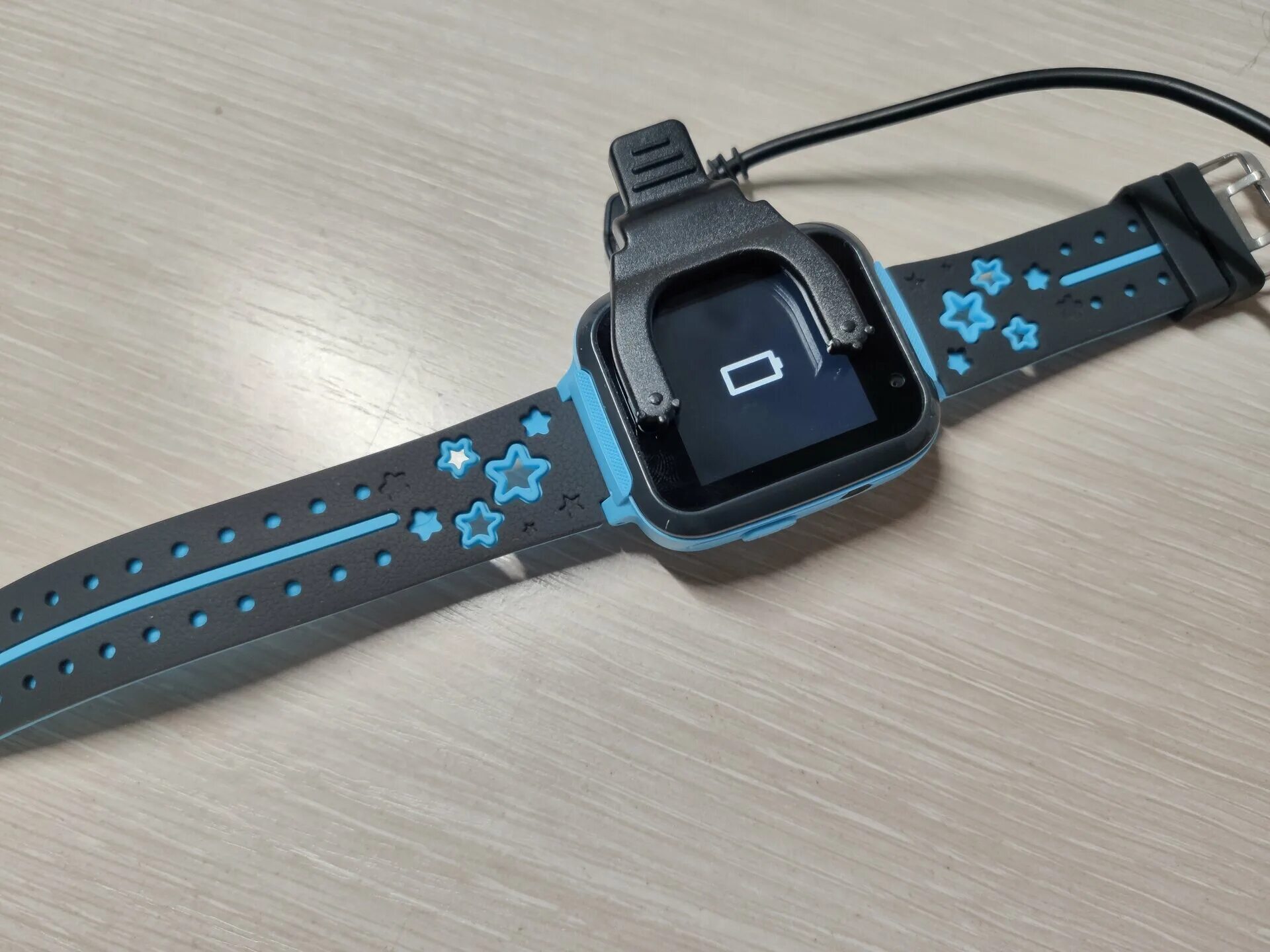 Как зарядить детские часы. Зарядка для детских часов aimoto 4g. Часы smart baby watch gw500s. Setracker2 часы. Зарядка кабель для смарт - часы t68.