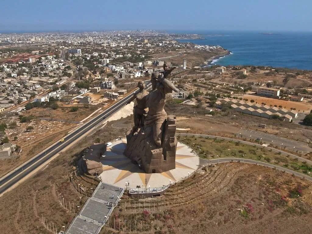 Самая большая площадь в африке занимает. Монумент «Возрождение Африки» в Сенегале. Монумент африканского Возрождения Дакар. Город Дакар Сенегал. Сенегал столица Дакар достопримечательности.