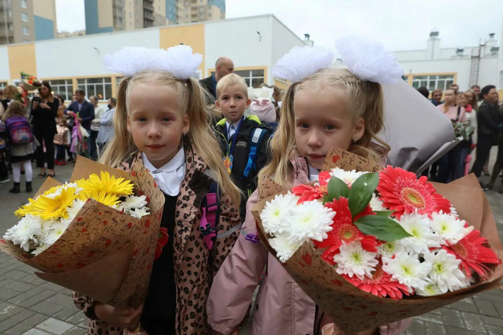 Пойдут ли в школы 1 сентября. Первое сентября первоклашки. 1 Сентября девочки. Девочка первоклашка. Школа 1 сентября.