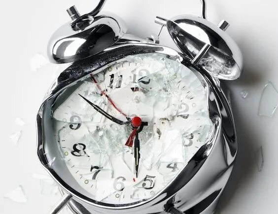 Сломанные часы. Часы сломались. Сломанный будильник. Разбитые часы.