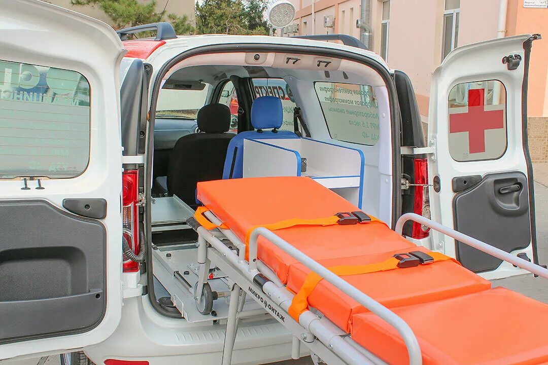 Помощь маломобильным пассажирам medportal. Машина для перевозки лежачих больных. Машина для перевозки лежачих инвалидов. Транспортировка лежачих больных. Оборудование для перевозки лежачих больных.