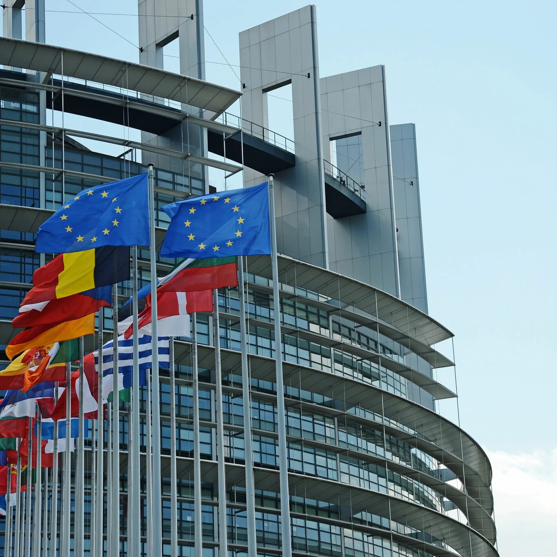 Здание европейского парламента в Страсбурге. Европейский Союз штаб квартира в Брюсселе. Здание европейского парламента в Брюсселе. Здание совета европейского Союза в Брюсселе.