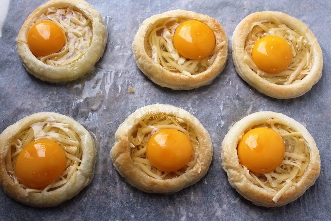 киш лорен с лососем. тесто яйцо сыр рецепт. яйца в духовке. ингредиенты для выпечки. турецкий пиде с сыром.