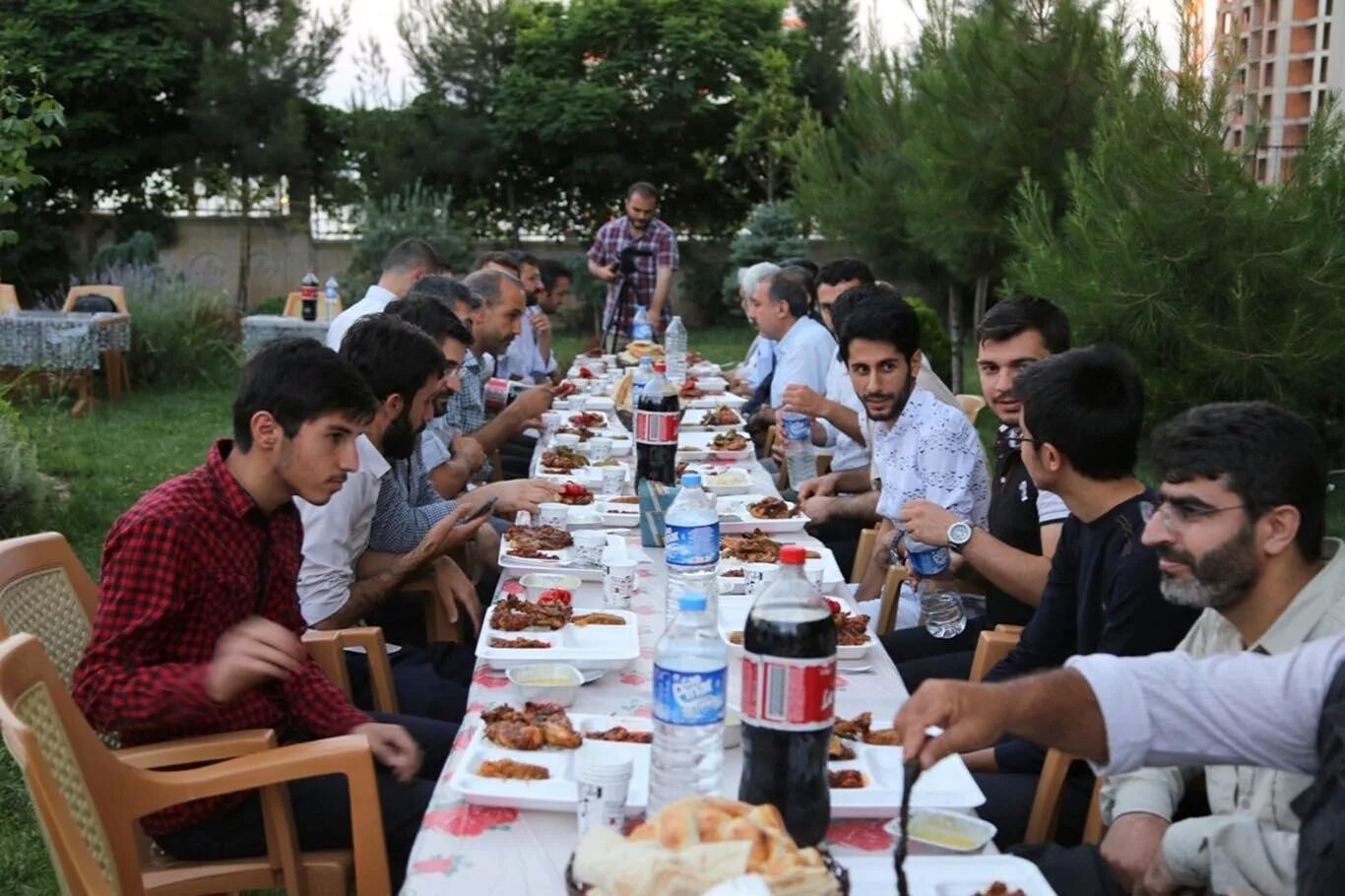Ифтар сегодня ростов на дону. Самый длинный стол ифтара в Турцию. Ифтар в Таджикабаде. Ботлих ифтар.