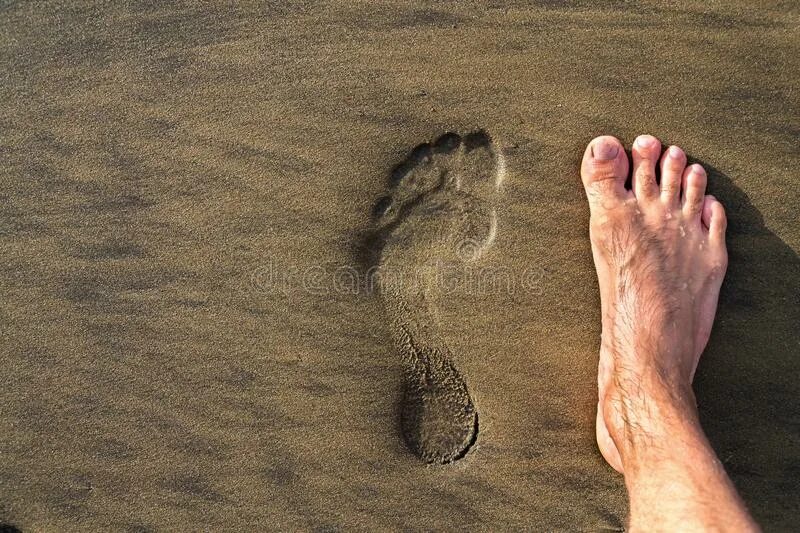 След мужчины. Отпечаток ноги на песке. Следы босых ног. Отпечаток босой ноги. Следы босых ног на песке.