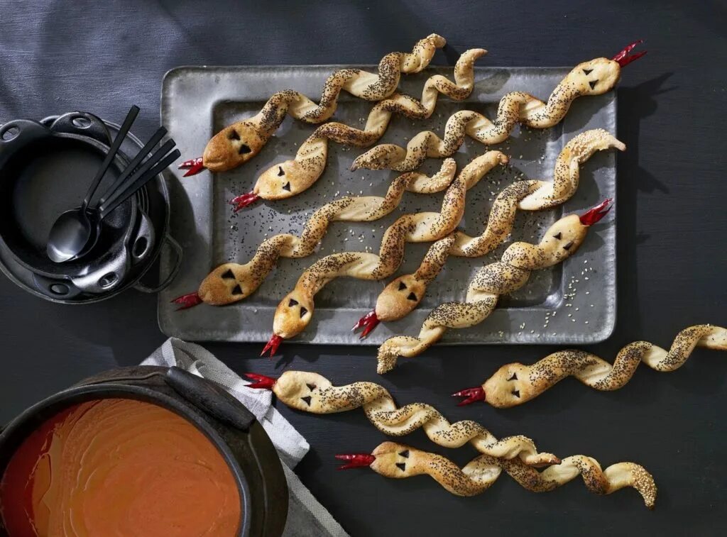 бутерброды с зеленой икрой салат змейка. салат майонезный змейка. блюдо из змеи. змея с хлебом. свиноносый ужик.