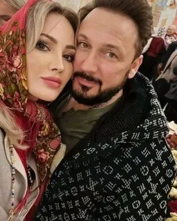 Миджет күлгін лолипопты сорып алды