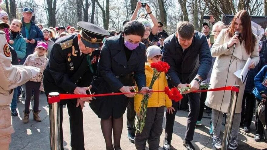 Мероприятия в гагарине сегодня. Бюст Гагарина в парке Гагарина. Открытие парка Гагарина. Бюст Гагарина в Заводском районе в сквере.