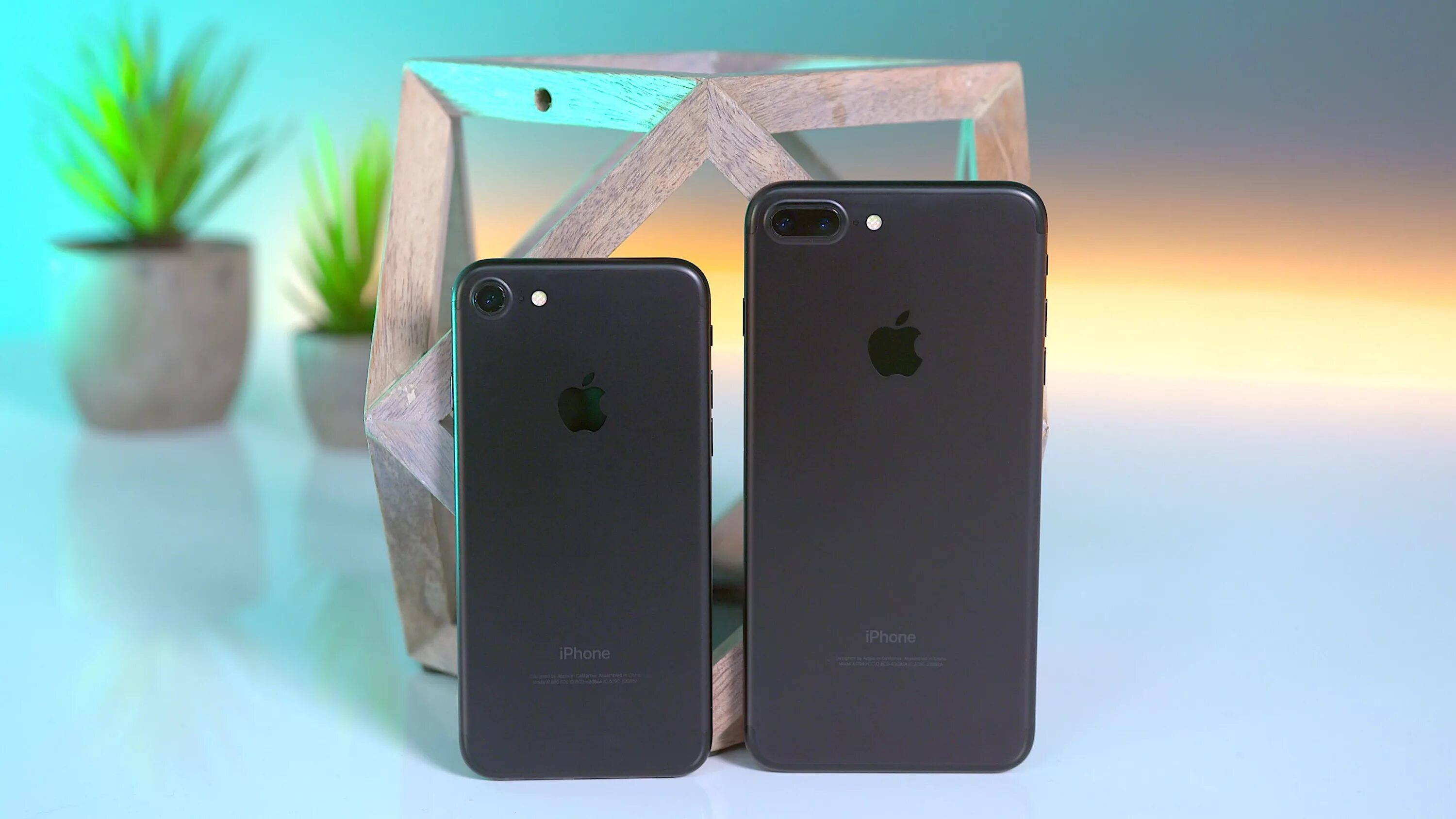 Iphone 7 память. Айфон 7 и 7 плюс. Айфон 7 vs 7 Plus. Iphone 7 vs iphone 7+. Iphone 7 Plus vs 8 Plus.