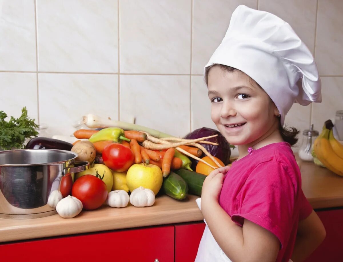 Kids cooking. Готовка с детьми. Готовка пищи для детей. Дети готовят еду. Готовка ребенок девочка.