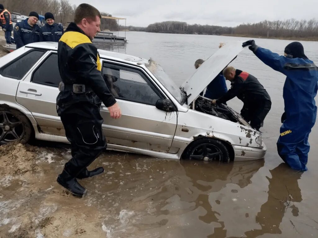 Утонувший автомобиль. Утопил машину. Утонул на дону