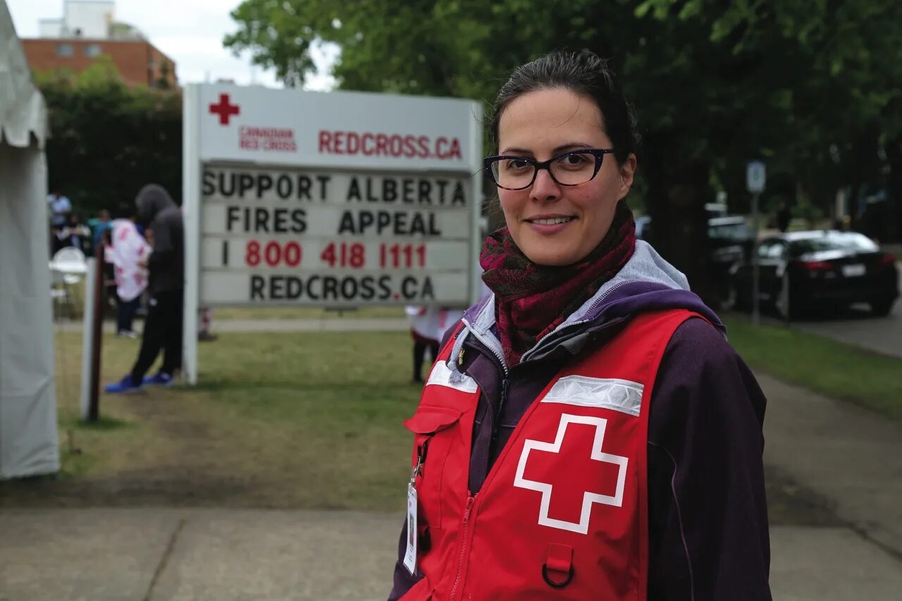 Одежда красного креста. Canadian Red Cross. Красный крест Рига. Red Cross Jacket. Корки красный крест.