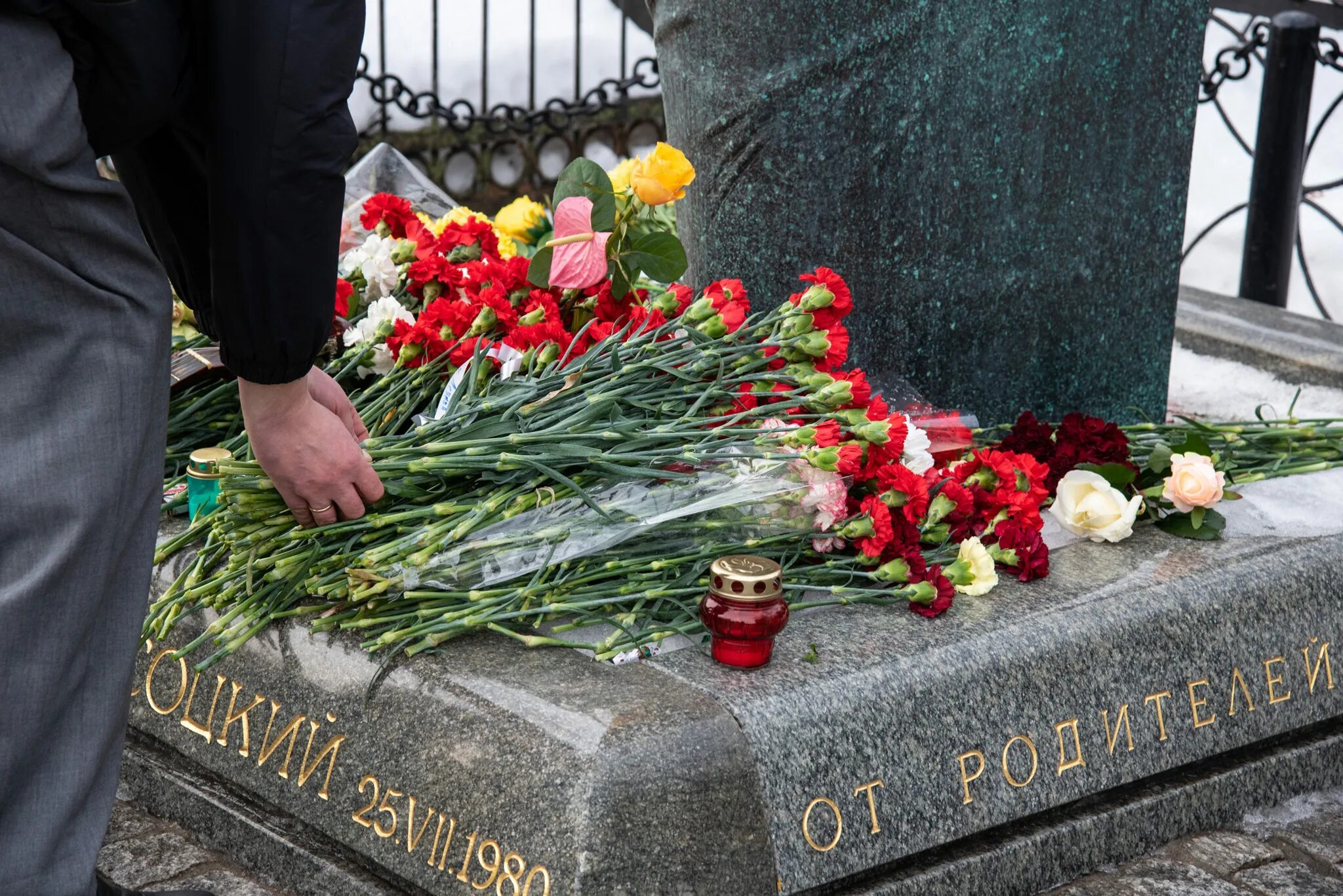 Где отпевали высоцкого храм. 20 января панихида. 20 января панихида. В память о высоцком ваганьково 25 07 22. Похороны военнослужащего.