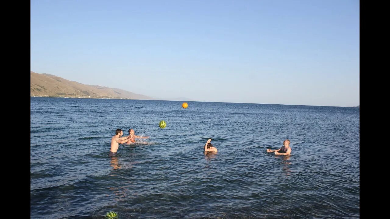 Озеро Севан. Озеро Севан пляж. Город Севан Армения. Армения Севан пляж. Температура озера севан