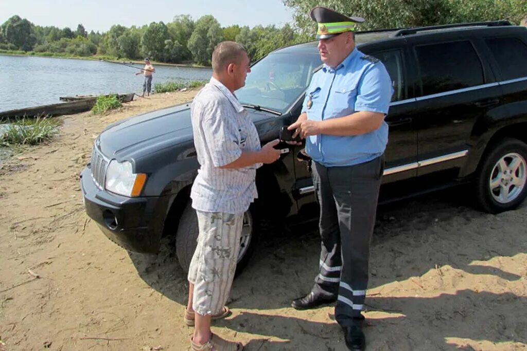 Подъезды к водоемам. Автомобиль у водоема. Штраф за авто у водоема. Машина в реке. Автомобиль у реки штраф.