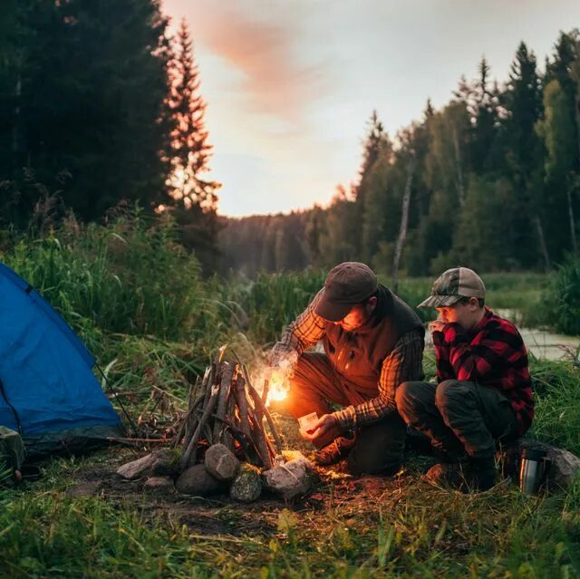 Camping together. Дикий туризм. Туризм костер. Лес костер палатка дождь. Костер в походе картинки.