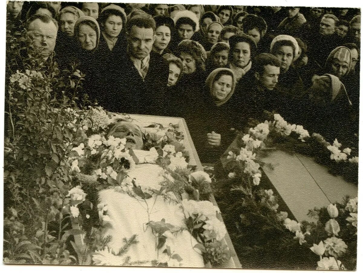 Где похоронен сын моргуновой. Похороны Игоря Дятлова 1959. Похороны группы Дятлова 1959г. 1959г похороны дятловцев. Похороны группы Дятлова 1959 год.