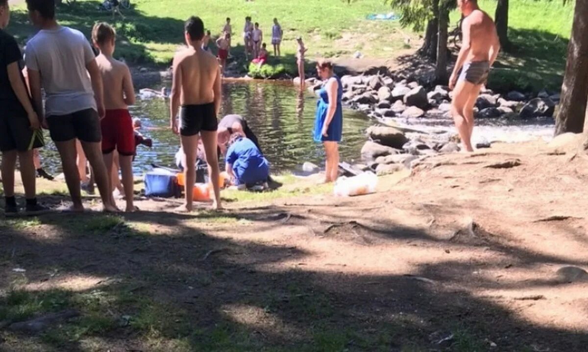 Купаемся в Карелии. Дети купаются в реке. Дети купаются в озере.