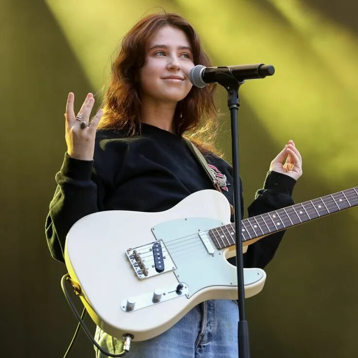 Clairo переводы песен. Clairo pretty. Clairo переводы песен. Clairo. Clairo переводы песен.