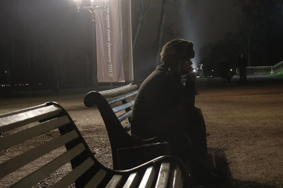 Раз перед вечером. Одиночество в ночи. Человек на лавочке ночью. Парень сидит на скамейке ночью. Парень на лавочке ночью.