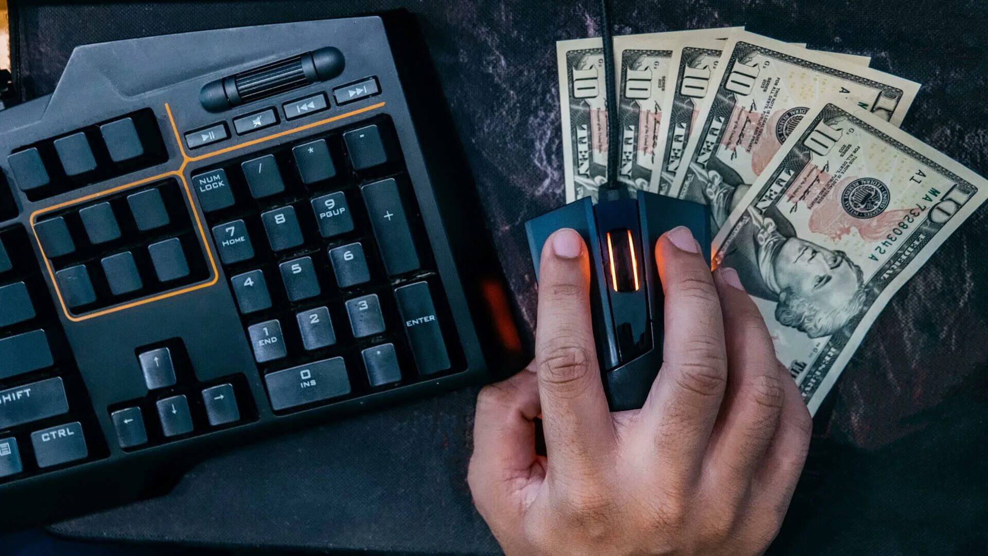 Top money game. Зарабатывать деньги. Компьютер и деньги. Деньги в компьютерных играх. Заработок на играх.