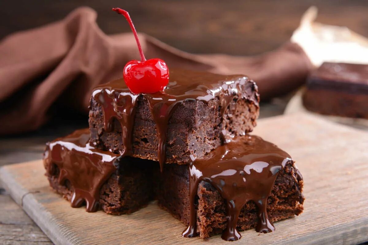 Пирожное в шоколаде. Шоколадное пирожное Брауни. Торт Брауни шоколадный. Шоколадный бисквит Брауни. Брауни с шоколадом.