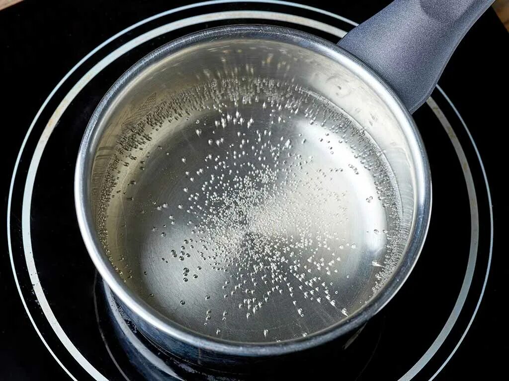 Кипяченая вода. Какие микроорганизмы погибают при кипячении. Микробы при кипячении. При какой температуре погибают споры бактерий. Структура кипяченой и некипяченой воды.