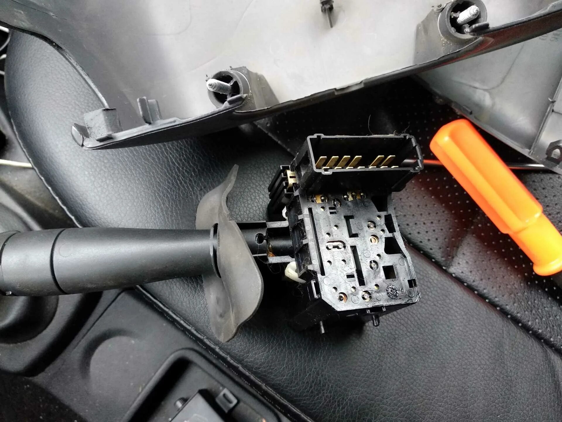 Крепление передних фар ваз 2110. Переключатель дальнего и ближнего света 2115. Реле под приборной панелью ваз 2107. Выключатель ближнего света ваз 2114. Цоколь поворотника лада гранта.