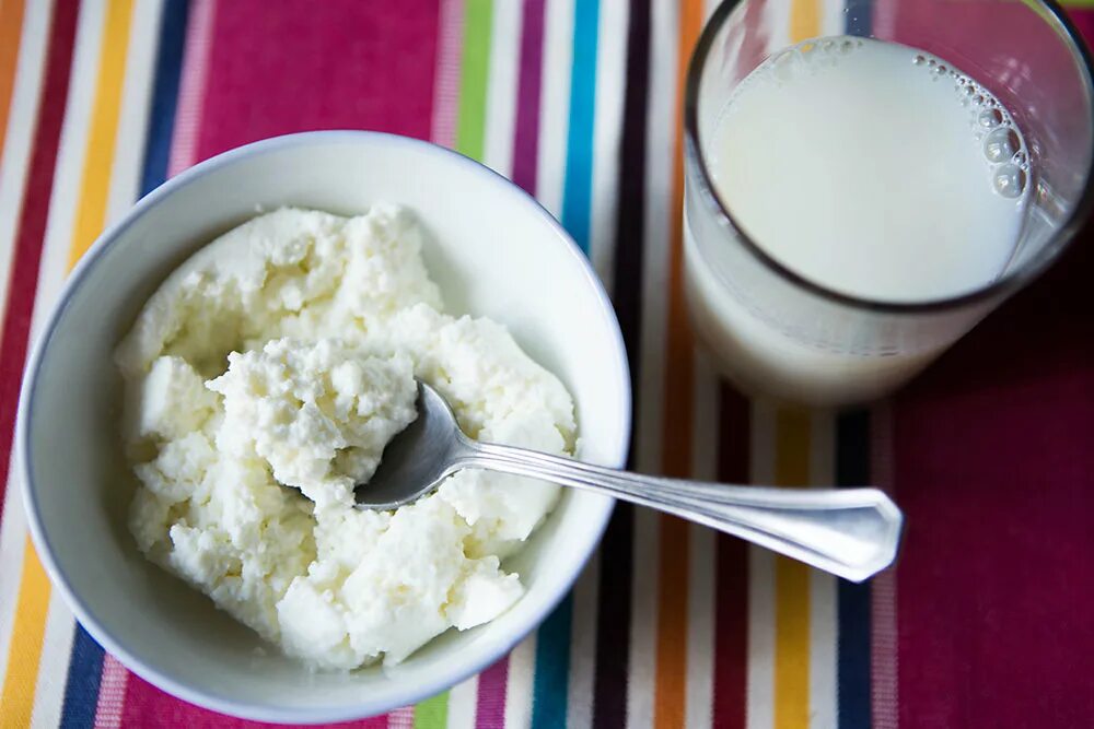 Молоко в кастрюле. Добавить муку в тесто. В кефир добавить сметану. Кефир прокис. Размешивает кефир.