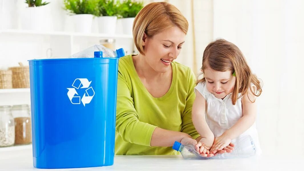 Дети сортируют мусор. Сортировка мусора для детей. Сбор мусора на улице дети. Learning resources игрушки. Сортировщик мусора для детей.