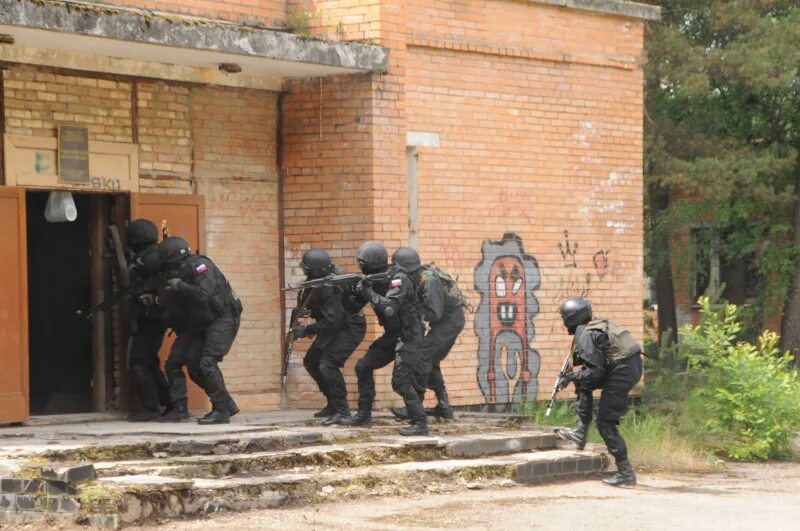 11 06 2014. ОМОН штурмует. Террористы в Калужской области. ОМОН штурм террористов.