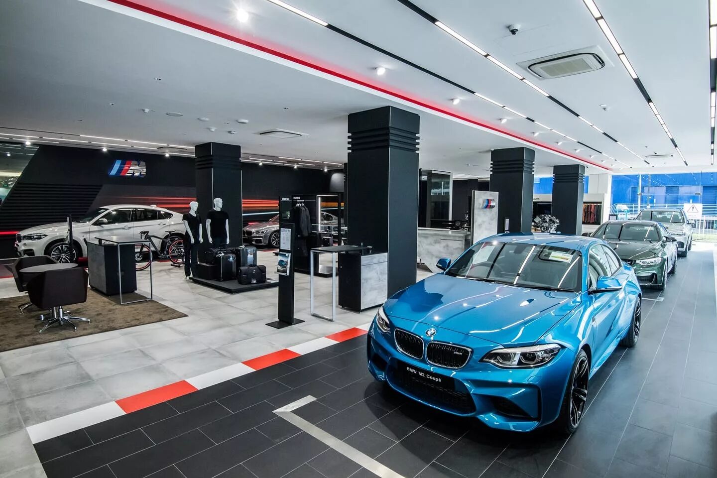 Автосалоны салоне купить. БМВ В автосалоне 5. M5 BMW Showroom. Автосалон БМВ В Германии БМВ м5. BMW m5 из автосалона.