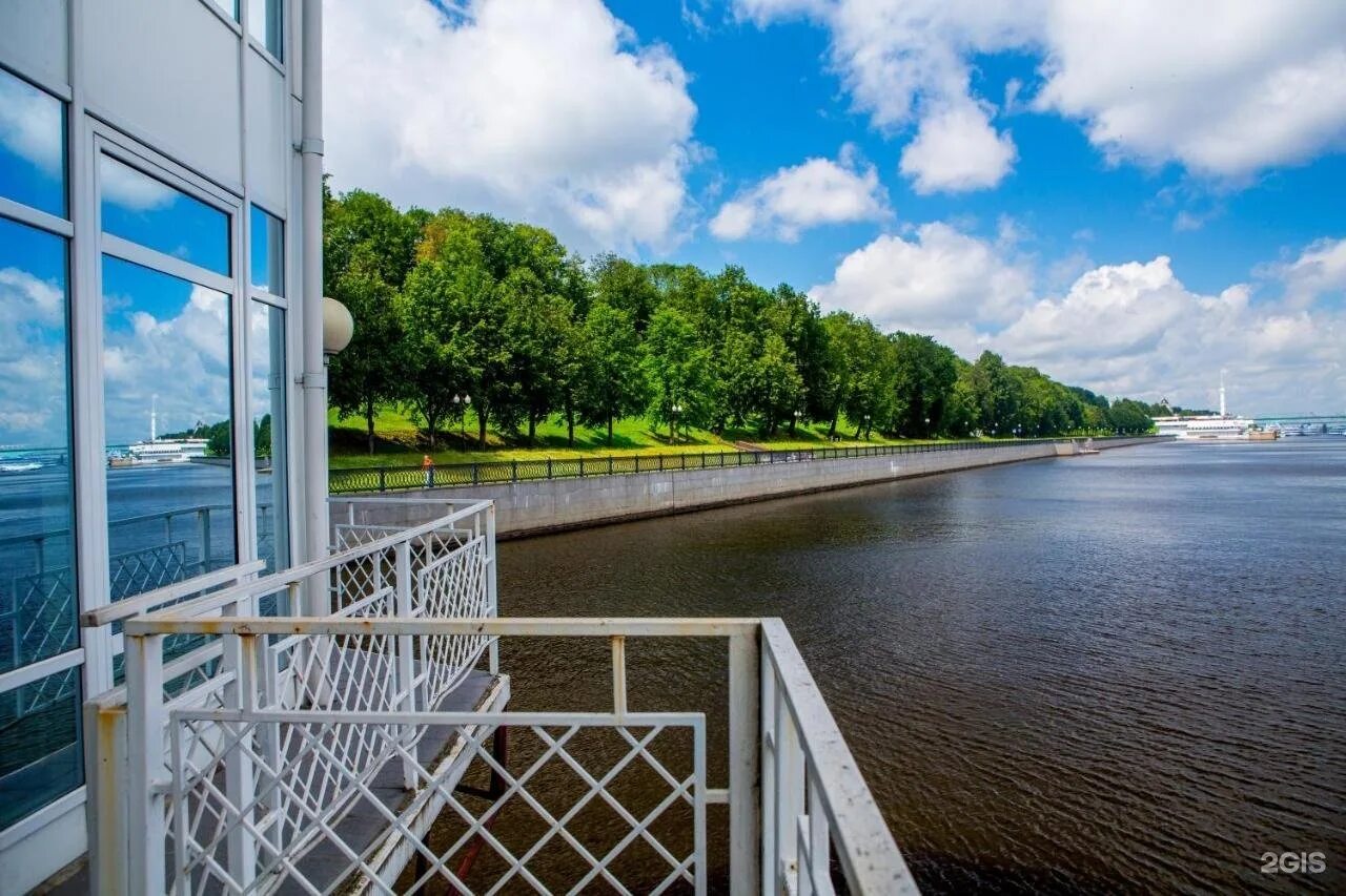 Мега спейс гостиница волжский. Кафе ванильное небо ярославль. Ярославль волжская набережная 2 ванильное небо. Волжская набережная 2 ярославль. Верхняя набережная.