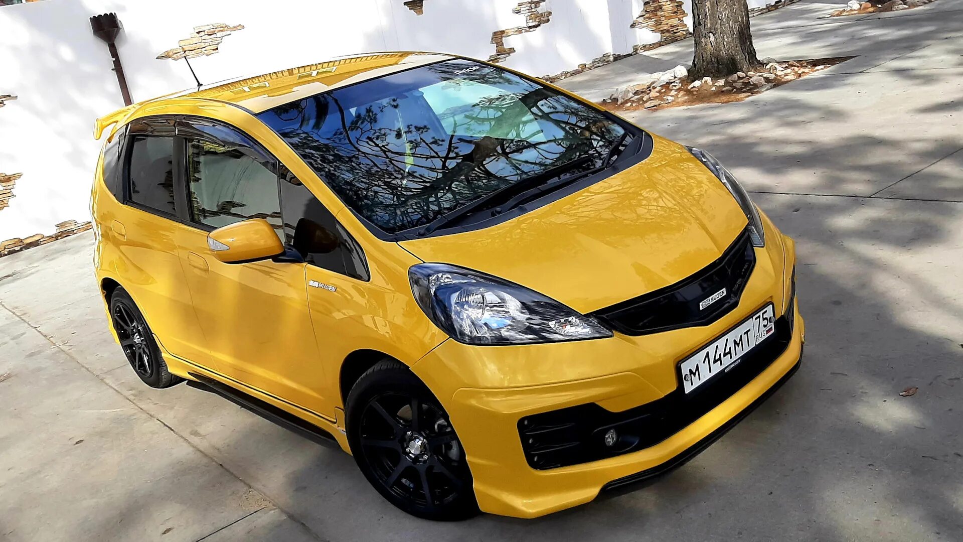 Honda Fit 2011 желтый. Хонда фит такси. Хонда желтая машина 2017 года леворукая. Honda fit 2011