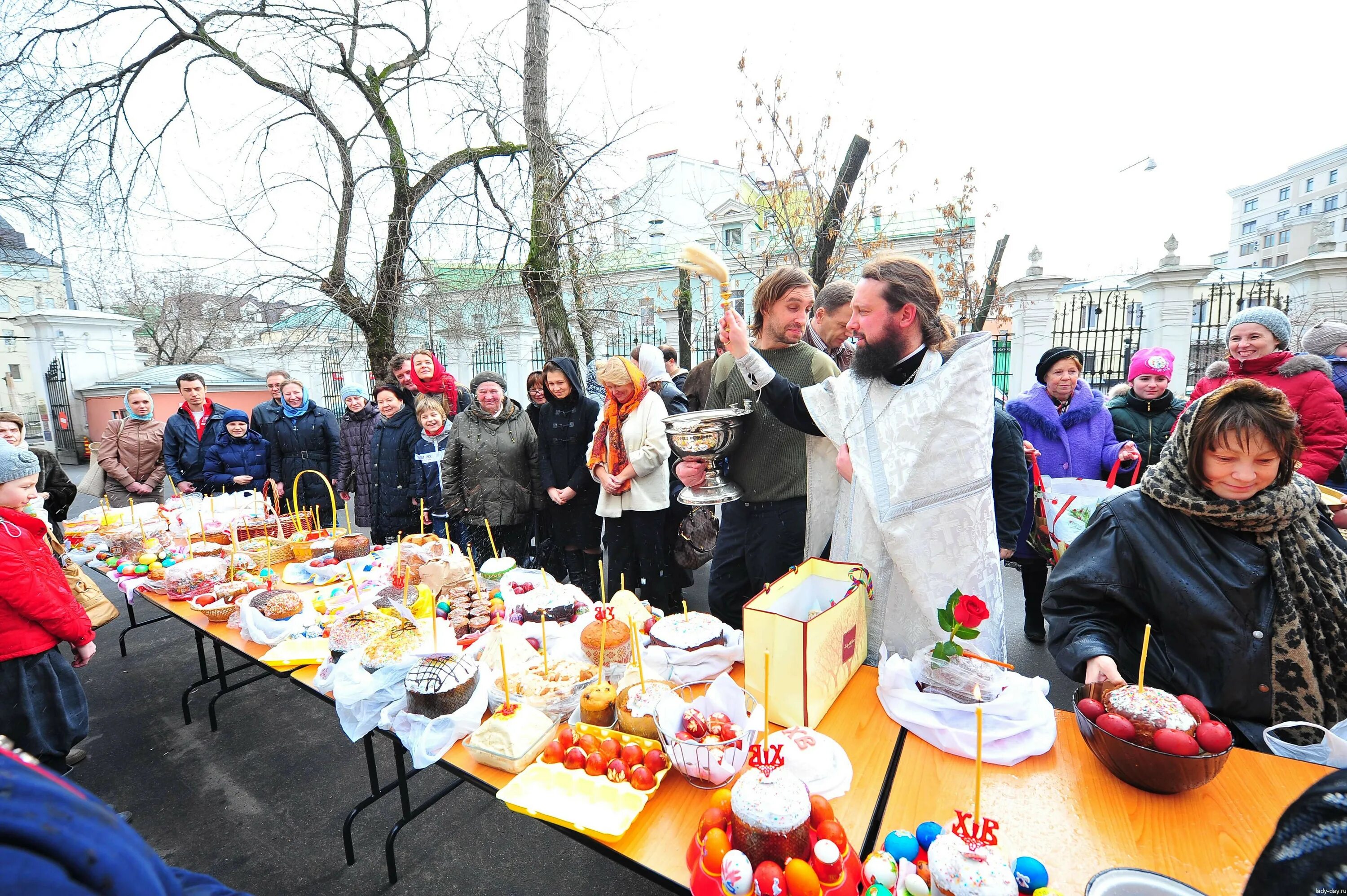 Освящение куличей и яиц на Пасху в храме. Освящение куличей и яиц в 2021. Святить в храме кулич и Пасху.. Освящение куличей и яиц в церкви.