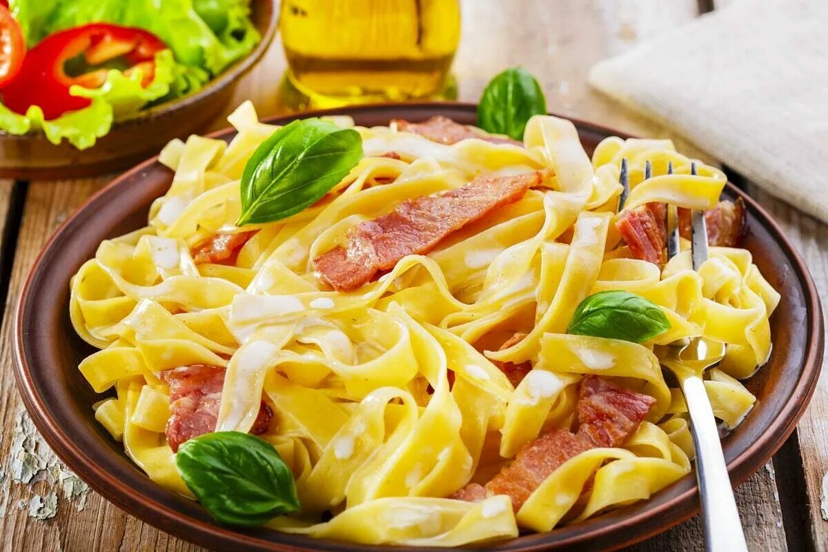 Паста какое блюдо. Итальянская паста карбонара. Паста карбонара «pasta alla Carbonara». Паста карбонара с беконом. Тальятелле карбонара.